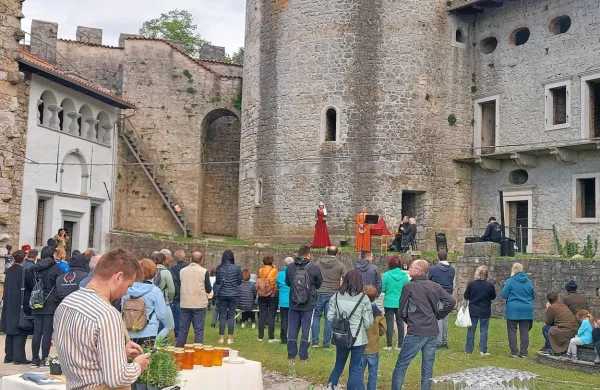 Nagrado  si je Grad Rihemberk prislužil s ponudbo igrane interpretacije za različne ciljne skupine.