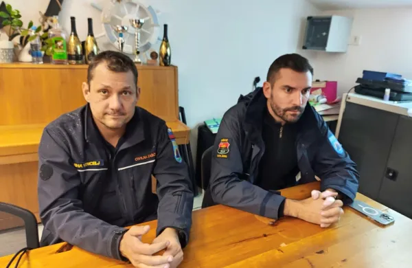 Tolminski župan Alen Červ (levo) je dejal, da se   pripravljajo na 
najslabši scenarij. Ob njem je poveljnik občinske civilne zaščite 
Miha Vencelj. 