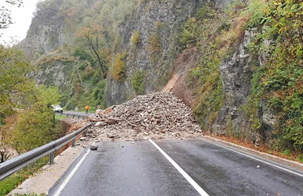 Na območju Baške grape prebivalce ogrožajo številni plazovi.