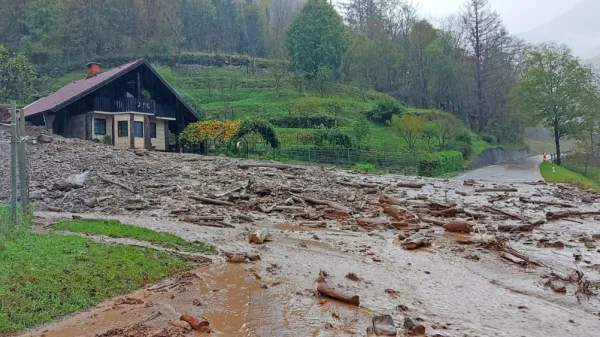 Zaradi napovedanih povečanih količin padavin in predhodne 
namočenosti tal obstaja povečana nevarnost za nastanek novih 
zemeljskih plazov in reaktivacijo tistih, ki so nastali ob nedavni 
ujmi. 