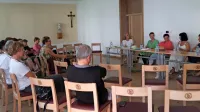 Nameravana ureditev oddelka vrtca v sejni sobi župnišča, ki so jo 
v Cerknem tudi doslej uporabljali za različne neverske namene, je 
razdelila Cerkljane.  