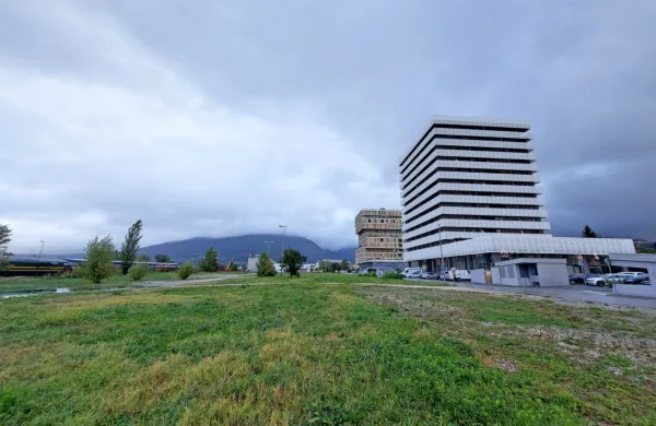 SDH bo gradil na Majskih poljanah, po besedah novogoriškega  župana Sama Turela pa vrata niso zaprta niti za stanovanjski sklad. 