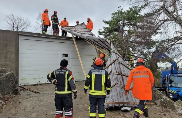 Močan veter odkril streho v Lokovcu