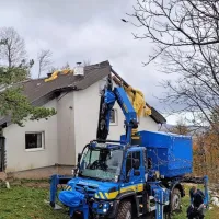 Močan veter odkril streho v Lokovcu
