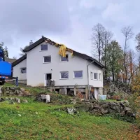 Močan veter odkril streho v Lokovcu