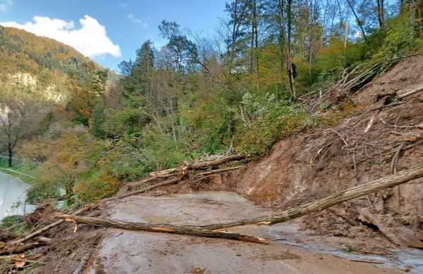 Zaradi plazov in poplav je zaprtih več cest, tudi  cesta Most na Soči 
– Modrej. (Fotografija  je nastala konec tedna)