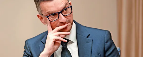Marja Šarec opravlja dve ministrski funkciji, na obrambnem in na 
kmetijskem ministrstvu. 