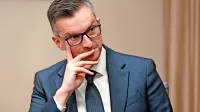 Marja Šarec opravlja dve ministrski funkciji, na obrambnem in na 
kmetijskem ministrstvu. 