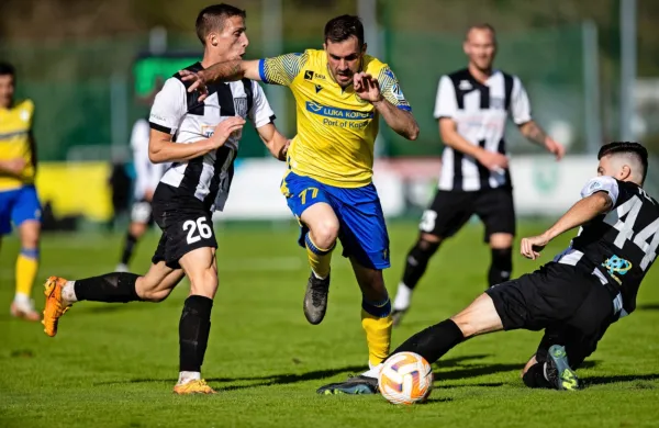 Enej Jelenič (v sredini) je odločil tekmo v Rogaški Slatini.