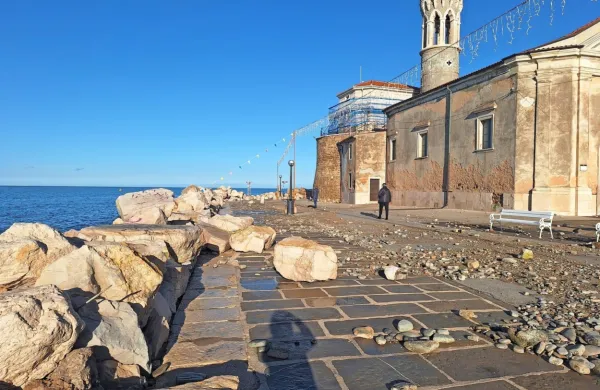 Po razdejanju, ki ga je včeraj povzročil močan lebič, je Punta danes 
videti kot veliko mravljišče.
