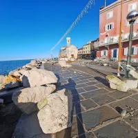 Po mirni noči sledi vremensko mirna sobota, v Piranu odstranjujejo posledice neurja (FOTO, VIDEO)