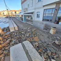 Po mirni noči sledi vremensko mirna sobota, v Piranu odstranjujejo posledice neurja (FOTO, VIDEO)