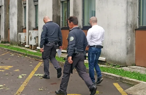 Pravosodna  policista  sta  obtoženega po včerajšnjem  predobravnavnem  naroku pospremila  v  pripor,  v  katerem  je  od  konca 
maja.  