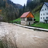 Ob izdatnih padavinah na idrijskem območju je zelo narasla reka 
Kanomljica