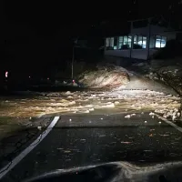Zaradi visoke Idrijce in bližnjega hudournika je bil nekaj časa 
poplavljen odsek na cesti od Spodnje Idrije proti Tolminu.