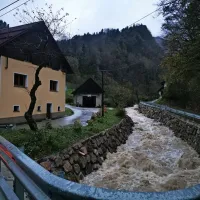 Ponoči največ težav na Idrijsko-Cerkljanskem, plaz v Cerknem je stabilen (FOTO)