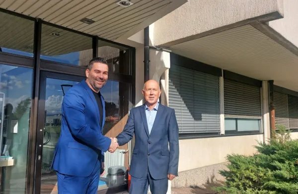 Prijateljski stisk roke? Nedavno sta se  piranski župan in direktor 
Term Čatež za zaprtimi vrati pogajala o  odkupu Teniškega centra 
Portorož in pripadajočih zemljišč.  