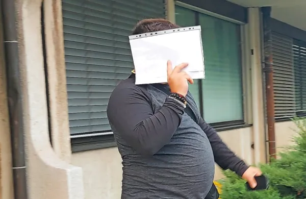 Obtoženi  Nikola  Gajić  se je  skrival  pred  objektivi.