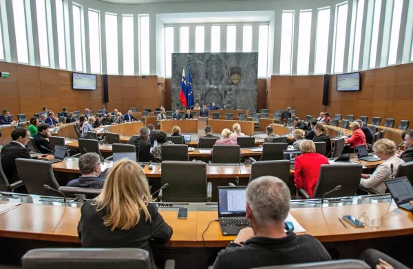 Državni zbor je odložilnemu vetu državnega sveta ponovno potrdil 
novelo zakona o tujcih.