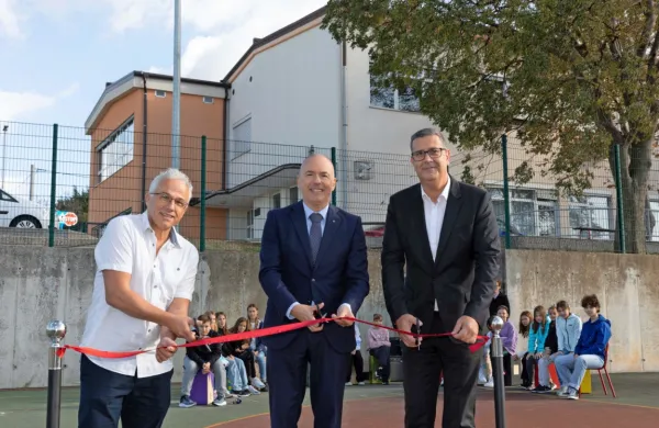 Ravnatelj osnovne šole OŠ Šmarje pri Kopru Simon Dražič, 
predsednik uprave Gorenjske banke Mario Henjak in župan Mestne 
občine Koper Aleš Bržan.