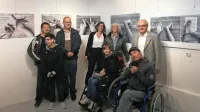Sobotne otvoritve razstave so se udeležili uporabniki VDC Sonček 
Koper z vodjo Rahelo Majcenovič na čelu (četrta z leve), pozdravil 
pa jih je tudi direktor Zveze Sonček Iztok Suhadolnik (desno).     