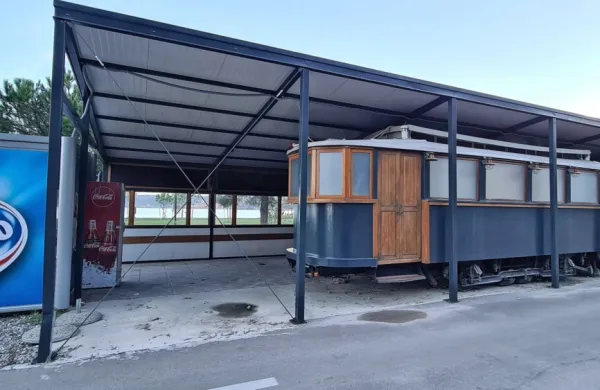 Na terasi lokala Parenzana v Žusterni končno ni več treh avtomobilov v lasti nekdanjega najemnika. Sezona je mimo, obiskovalci plaže so ostali brez ponudbe, novi gostinec pa brez dela. 