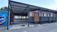 Na terasi lokala Parenzana v Žusterni končno ni več treh avtomobilov v lasti nekdanjega najemnika. Sezona je mimo, obiskovalci plaže so ostali brez ponudbe, novi gostinec pa brez dela. 