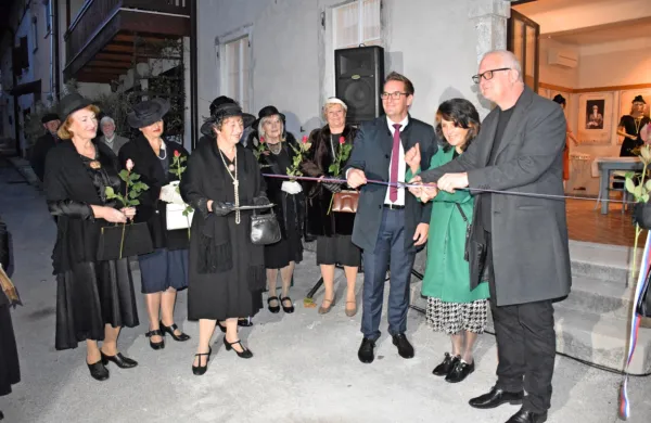 Trak pred  Hišo aleksandrink je prvi prerezal Marko Rusjan z ministrstva za kulturo (desno). Ob njem  
predsednica Društva za ohranjanje kulturne dediščine aleksandrink Darinka Kozinc in župan Samo Turel.