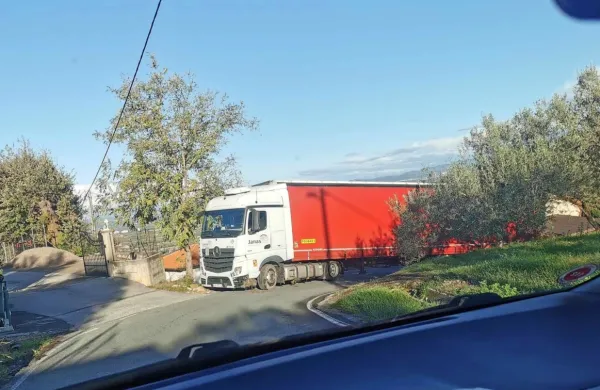 Gruzijski voznik se  je  kljub znakom  in  opozorilom  domačinov  
vzpenjal  po   ozki in  ovinkasti cesti,  dokler  ni  obstal  ...  