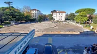 Trg bo dvignjen, tlakovan, ob straneh bosta fontani, območje bodo 
dodatno ozelenili. 