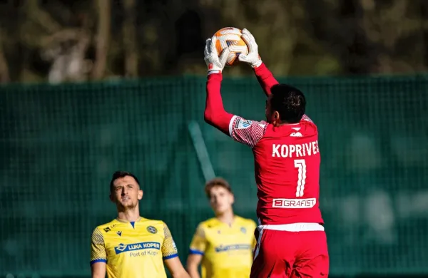 Jan Koprivec je zaradi pravila o doma vzgojenih nogometaših  
moral tri tekme presedeti na klopi.