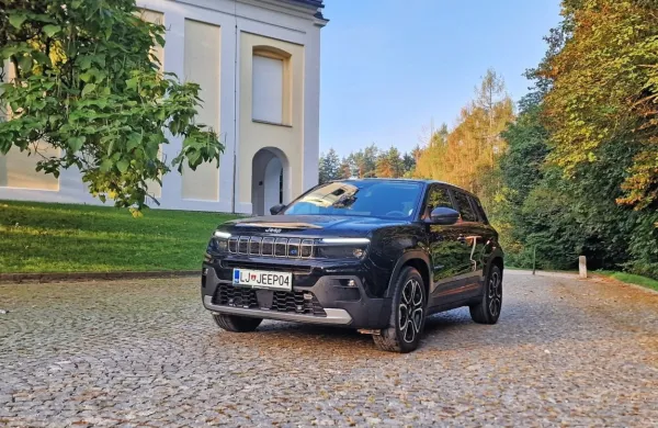 Jeep je sinonim za terenska vozila, koncernski avenger pa je 
njihov prvi električni model. Strategije velikanov se spreminjajo in 
prilagajajo trenutnim razmeram.