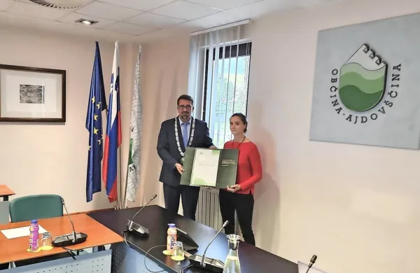 Za nesebično dejanje se ji je zahvalil tudi župan Tadej Beočanin, ki 
ji je podelil županovo priznanje za plemenito dejanje.  