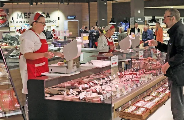 Podatek o tem, če je svinjsko, goveje, perutninsko, ovčje ali kozje 
meso slovenskega porekla, mora biti odslej naveden tudi na 
maloprodajnih računih.