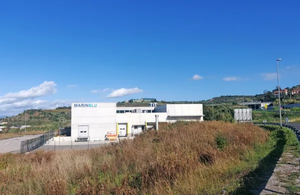 Družba Marinblu je stavbo  v hrpeljski coni prodala, kmalu se bo 
preselila v Izolo. Njihova nova tovarna še čaka na uporabno 
dovoljenje.