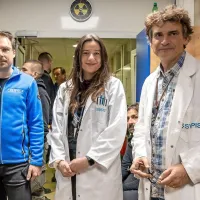 Anže Jazbec s sodelavko Tanjo Murn in vodjo Službe za varstvo 
pred ionizirajočim sevanjem Matjažem Stepišnikom

