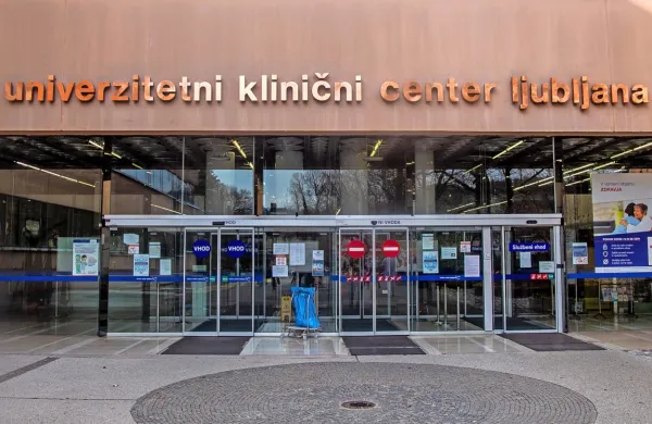 

Sara Mikuž je od UKC Ljubljana in zavarovalnice, pri kateri ima UKC 
zavarovano odgovornost, s tožbo zahtevala 563.584 evrov odškodnine in 3906 evrov mesečne rente.