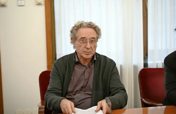 Predsednik Konfederacije sindikatov javnega sektorja Slovenije 
Branimir Štrukelj je napovedal, da  bodo sindikati  predlog predsedstva o splošni stavki pretresali v prihodnjih dneh in se do njega 
opredelili.