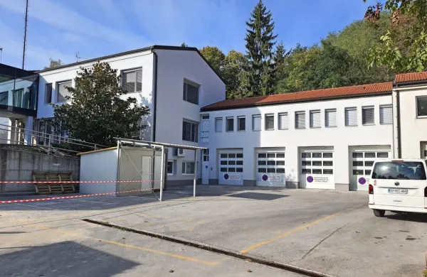 Satelitski urgentni center bi uredili v novem prizidku, ki bi ga zgradili 
na mestu, kjer je zdaj reševalna postaja.