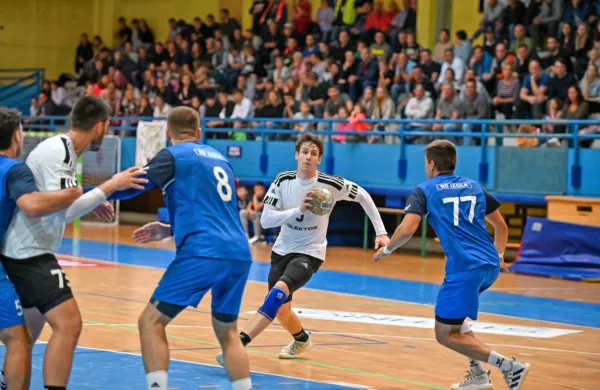 Izolani (v obrambi) bodo drevi v prvi B ligi gostili Črnomelj, Ajdovci 
pa bodo igrali v Gorišnici. 