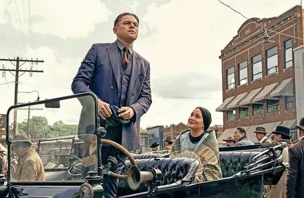 Leonardo DiCaprio v verjetno svoji najbolj nehvaležni vlogi doslej 
ne ravno bistrega Ernesta Burkharta in izjemna Lily Gladstone v 
vlogi njegove žene.