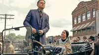 Leonardo DiCaprio v verjetno svoji najbolj nehvaležni vlogi doslej 
ne ravno bistrega Ernesta Burkharta in izjemna Lily Gladstone v 
vlogi njegove žene.