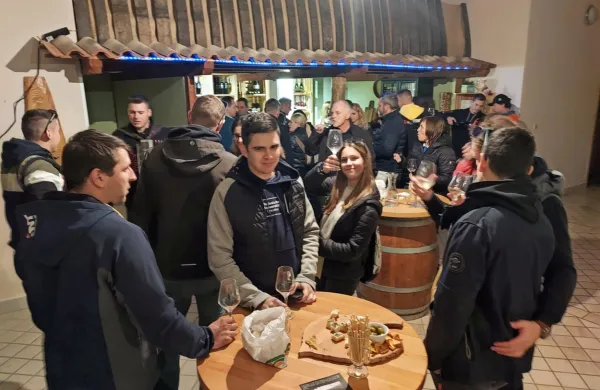 Martinovanje na Brjah: najprej v vinske kleti, nato &scaron;e v &scaron;otor (FOTO)