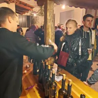 Martinovanje na Brjah: najprej v vinske kleti, nato &scaron;e v &scaron;otor (FOTO)
