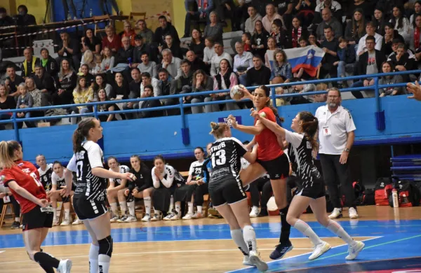 Na prvi tekmi proti Švicarkam je kar 11 golov dosegla Ana 
Abina.