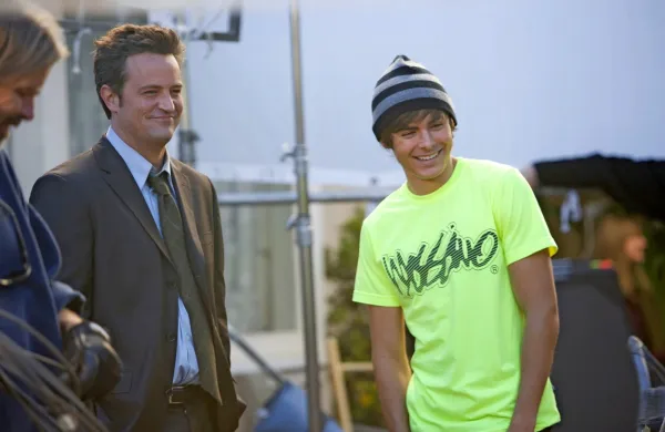 Matthew Perry (levo) in Zac Efron sta  skupaj zaigrala  v komediji Še 
enkrat 17. V njej je Efron odigral Perryja v mladostnih letih.