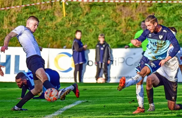 Tako je Miha Žejen (v temnejšem dresu, desno)v Biljah dosegel 
zmagoviti gol za Novogoričane. 