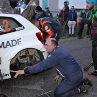 Darko Peljhan  je ob udarcu avta v robnik  in zlomu polosi  ostal na 
progi  z le tremi kolesi.