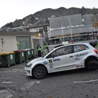  Darko Peljhan  je ob udarcu avta v robnik  in zlomu polosi  ostal na 
progi  z le tremi kolesi.