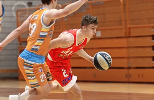 Sežanec Filip Mugoša (desno) je bil s 27 točkami prvi strelec 
zadnjega kroga  v drugi SKL.